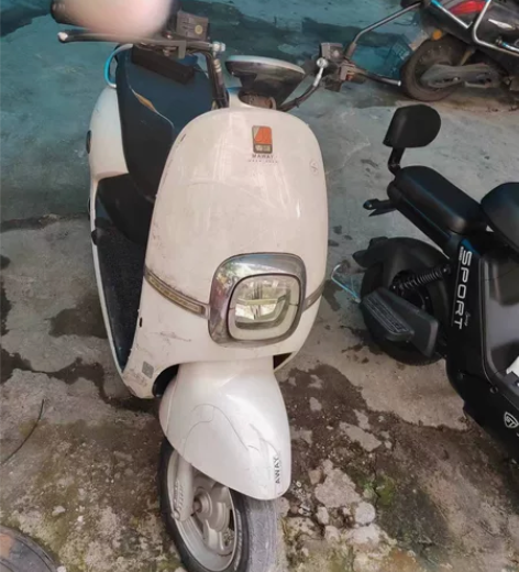 出一辆闲置的电动车，有明显的使用痕迹，60...