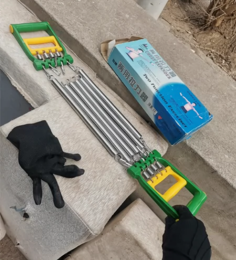 拉力器，可以臂力和握力。老款崭新的没用过闲...