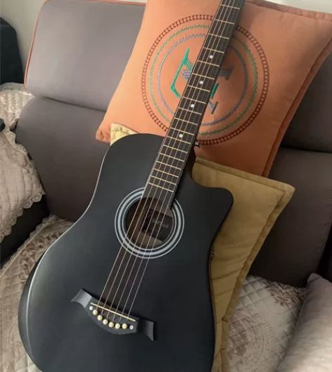 亏本出售一把原价2300多的吉他，自己过生...