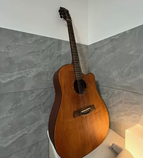 出吉他很新，刚换的琴弦。不是一般的烧火棍，...