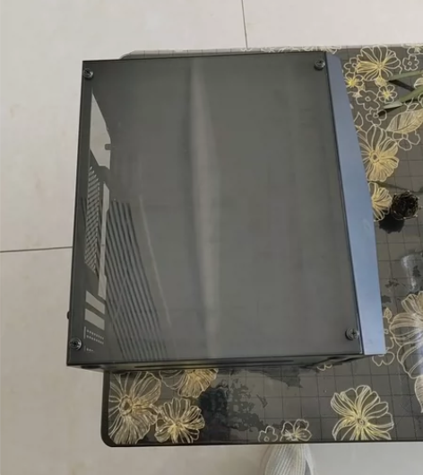 闲置黑色机箱，侧面亚克力板有明显磨损，其他...