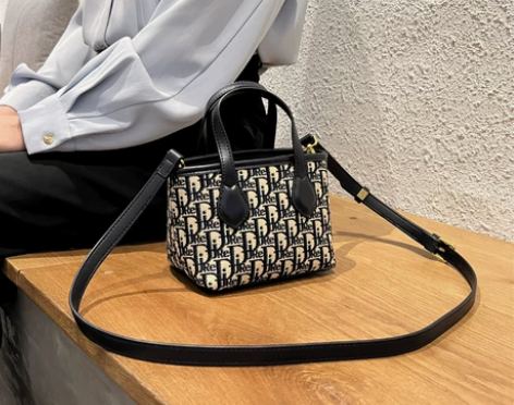 香港代购真皮女包2023夏新款高级质感小方...