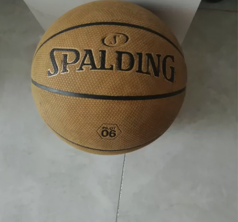 出一个斯伯丁闲置篮球，抖yin官方旗舰店购...