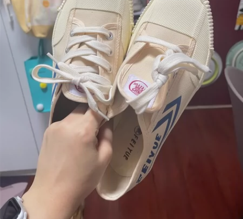 飞跃帆布鞋 今年双十一购的 全新 左脚试了...