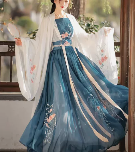 蝉佩汉服【含娇】M码一套六米摆 感兴趣的话...