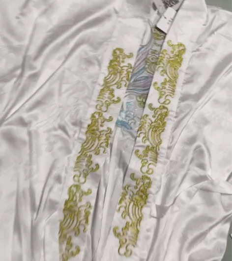 汉旭原创汉服前后刺绣飞机袖，挺别致的，背后...