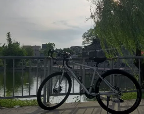 刚新买 公路自行车 轻便好骑！ 感兴趣的话...