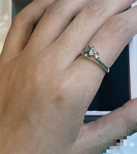 出KoKiss珠宝设计的心形钻石戒指。戒指...