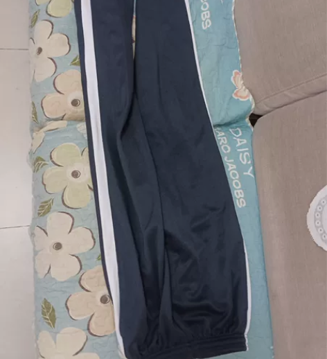 白小校服裤子，尺码是160/105。基本全...