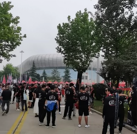 足球票渭南体育场中心体育场 感兴趣的话点“...