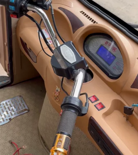 天津飞鸽全封闭电三轮，800瓦电机，前后两...