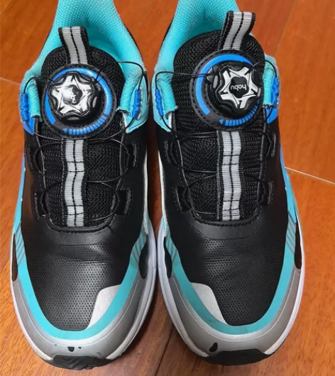 特步男鞋，36码专卖店买的，脚大了，都没穿...