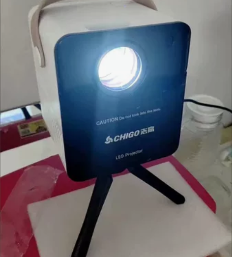 便宜出全新志高投影仪家用超清高清卧室家庭宿...