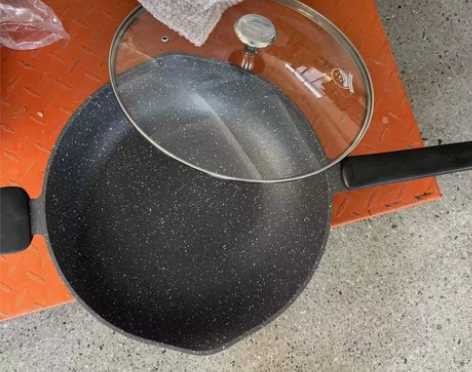 苏泊尔正品麦饭石不粘炒锅 原价400多 清...