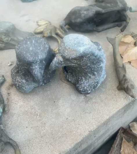 两个鹰头雕塑37包邮！铝的有破损便宜处理！...