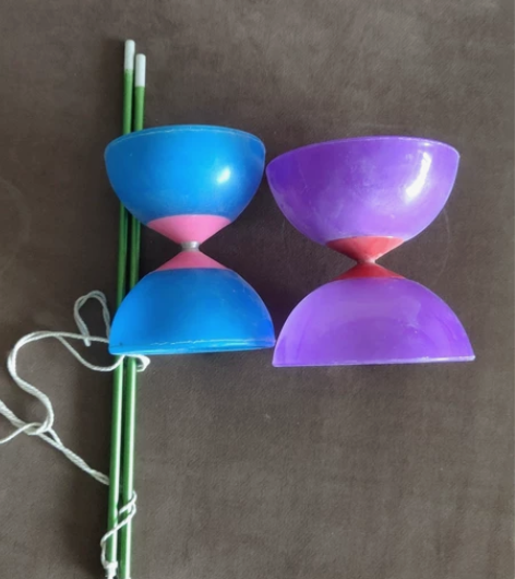 空竹一对，紫色的换上电池抖的时候亮灯，8成...