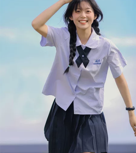 出图中为女款白色短袖水手服，采用纯棉面料，...