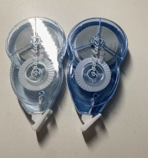 我家的修正带 一种浅蓝色，一种深蓝色 很便...