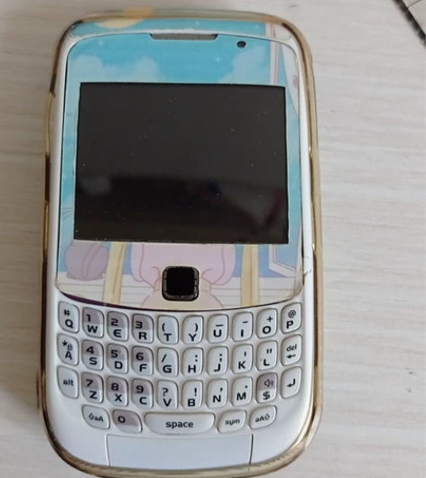 黑莓8520 高三的时候学校不给带手机的时...