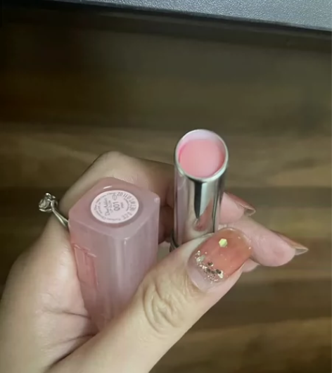 dior迪奥润唇膏001号色 就用了10次...