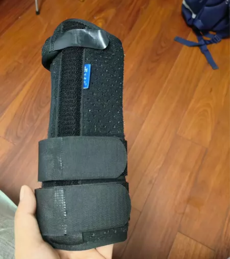 儿子右手摔跤买的，就用了二三次。现闲置便宜...