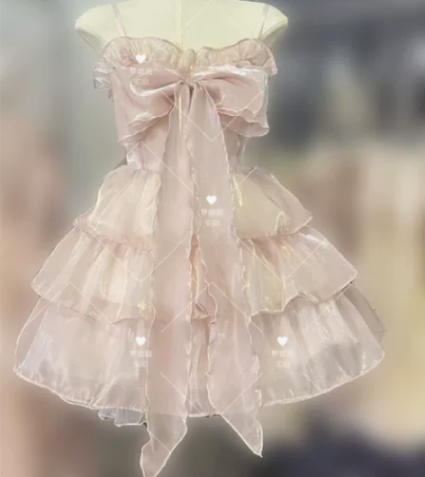 拍出来有稍微一点的色差，但是款式是好看的，...