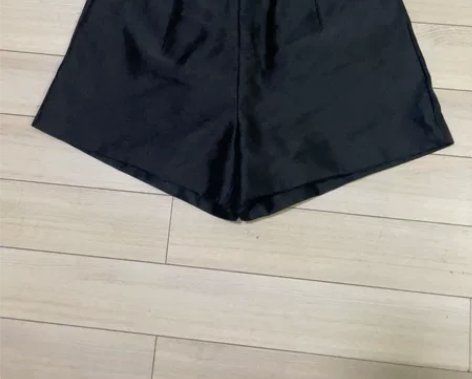 纯黑色休闲短裤，后腰有松紧，腰围平铺64，...