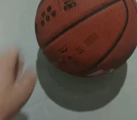 李宁篮球 去年京东自营店买的，玩过几次就放...