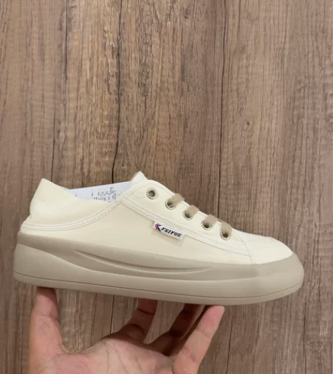 飞跃女士帆布鞋，40码，全新正品，没有原盒...