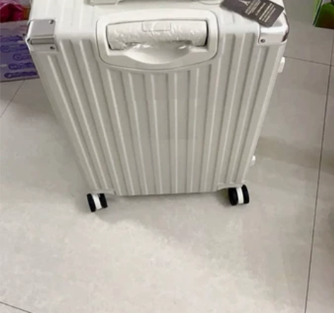 妈妈公司抽奖获得了这款全新的行李箱，但家里...