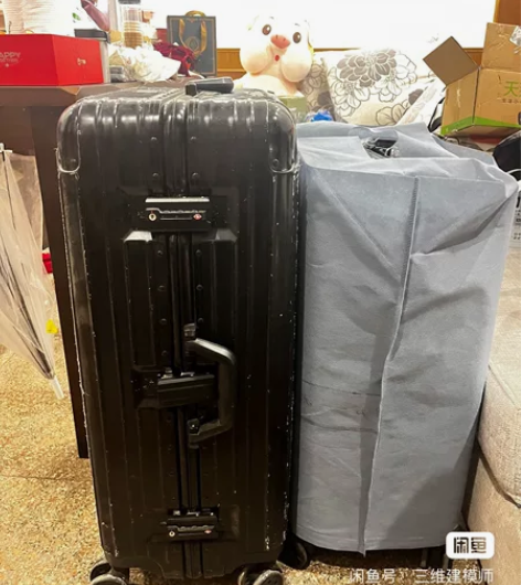 出黑色的Rimowa行李箱,款式为Topa...