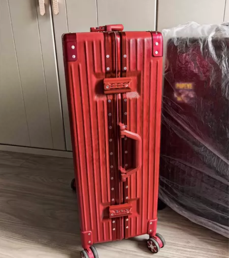 行李箱，红色 自用闲置，26寸，轻微刮蹭，...