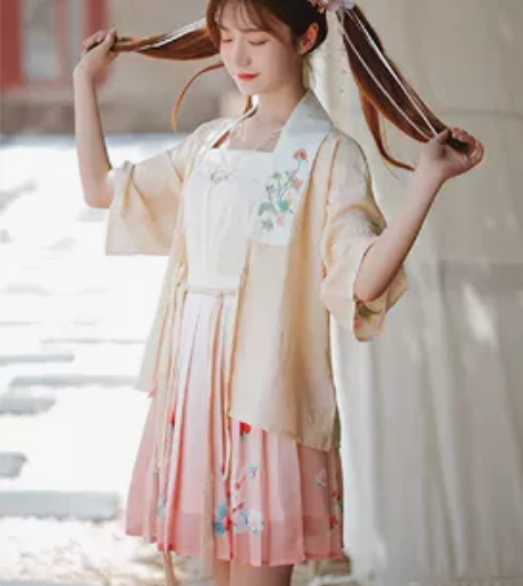 少不经事入的汉服，都是只穿过一两次的，大学...