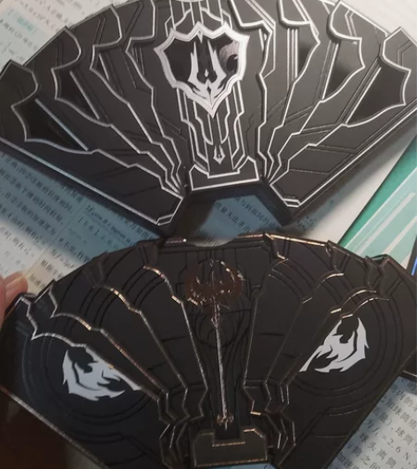 出 双叉戟和战斧扑克牌带盒两个一起150，...