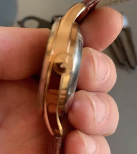 花花公子全自动手手表很新现在旅走时摔了一下...