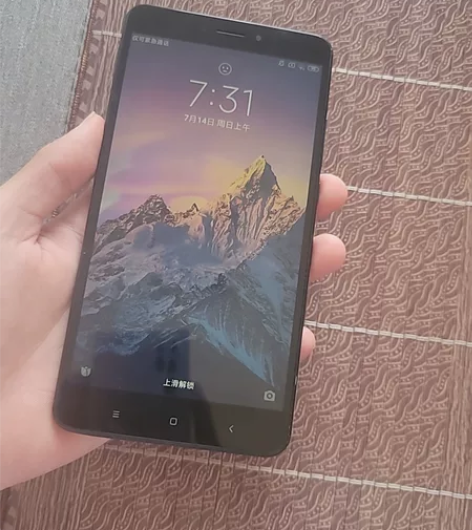 小米max2   ，手机使用正常，手机中间...