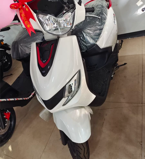 铃木lets小海豚，这款车搭载了单缸风冷发...