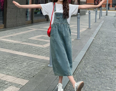 高级感圆领2024年新款休闲吊带牛仔背带裙...