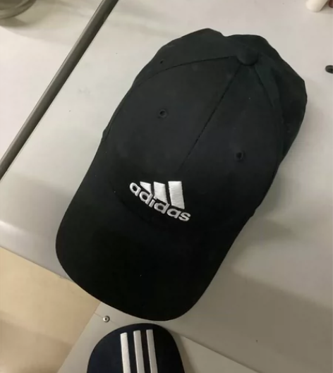 阿迪达斯帽子。正品 只戴过一次 邮费超出1...