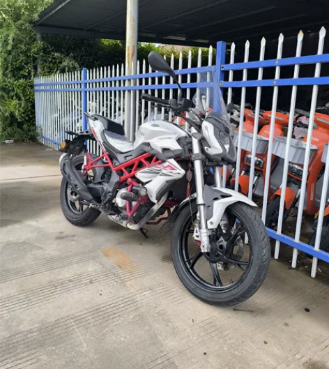 自用代步 无拆无修，正常按时保养 贝纳利红...