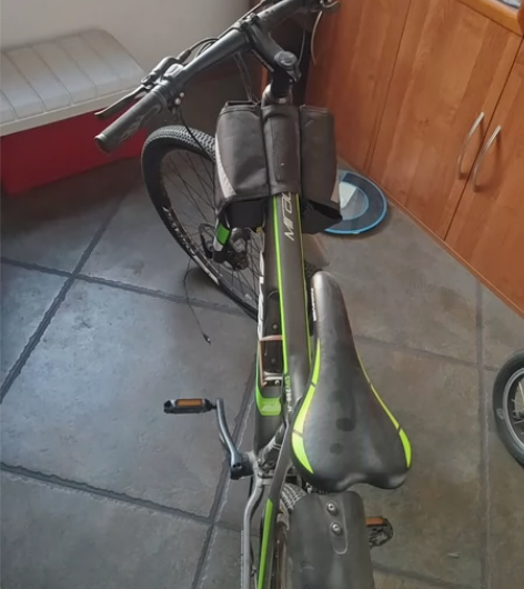 自行车一共骑了不到一年，我还没擦，车包啥的...