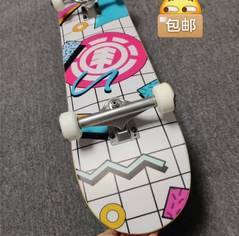 出Element滑板，颜色为白色，款式为四...
