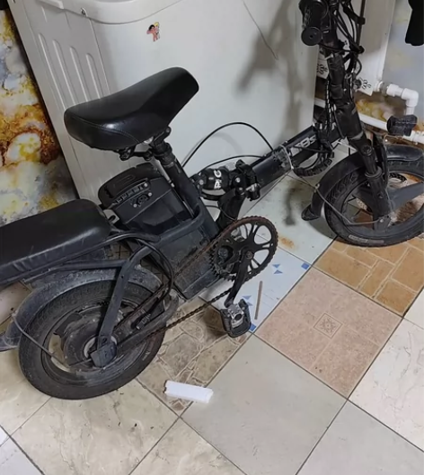 新日折叠电动车，电池不行了，当车架子卖。换...