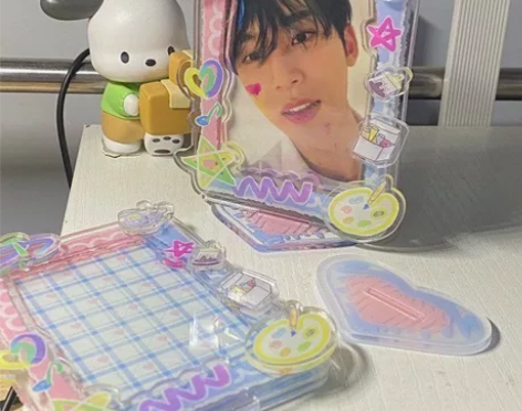 团属性涂鸦风亚克力小卡插卡立牌桌面装饰摆件...