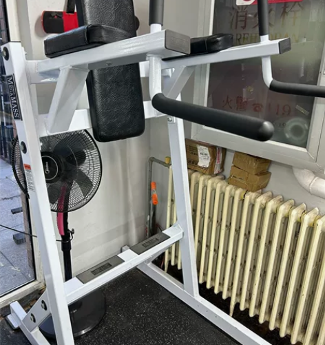 双杠练腹训练器，因为使用频率低所以留在工作...