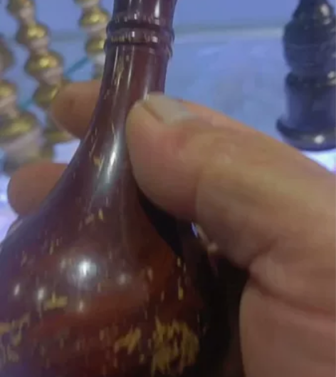 出一对仿古铜工艺品烛台，款式高雅，适合放置...