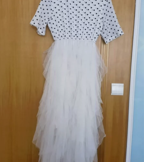 波点蛋糕裙，比较仙气，秋天适合搭配短外套穿...