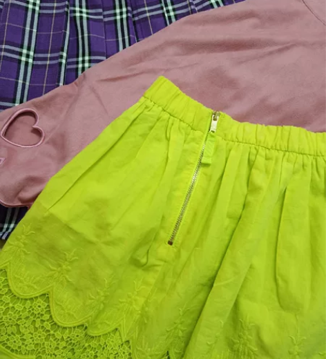 出三条古早外贸尾单复古短裙 每条价格如图，...