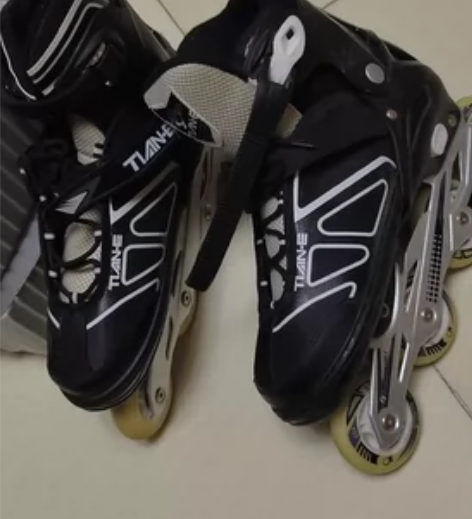 出自用旱冰鞋一双,95成新,42-45码可...