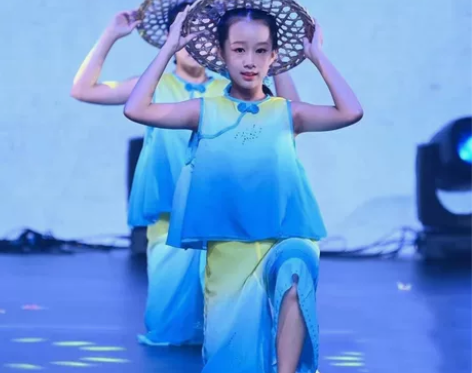 少儿群舞春日竹童舞蹈服青青竹儿演出服，穿过...